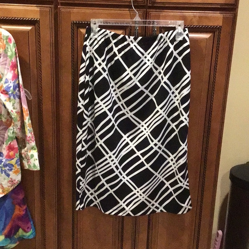 Casual corners ladies medium black and white skirt side split size medium